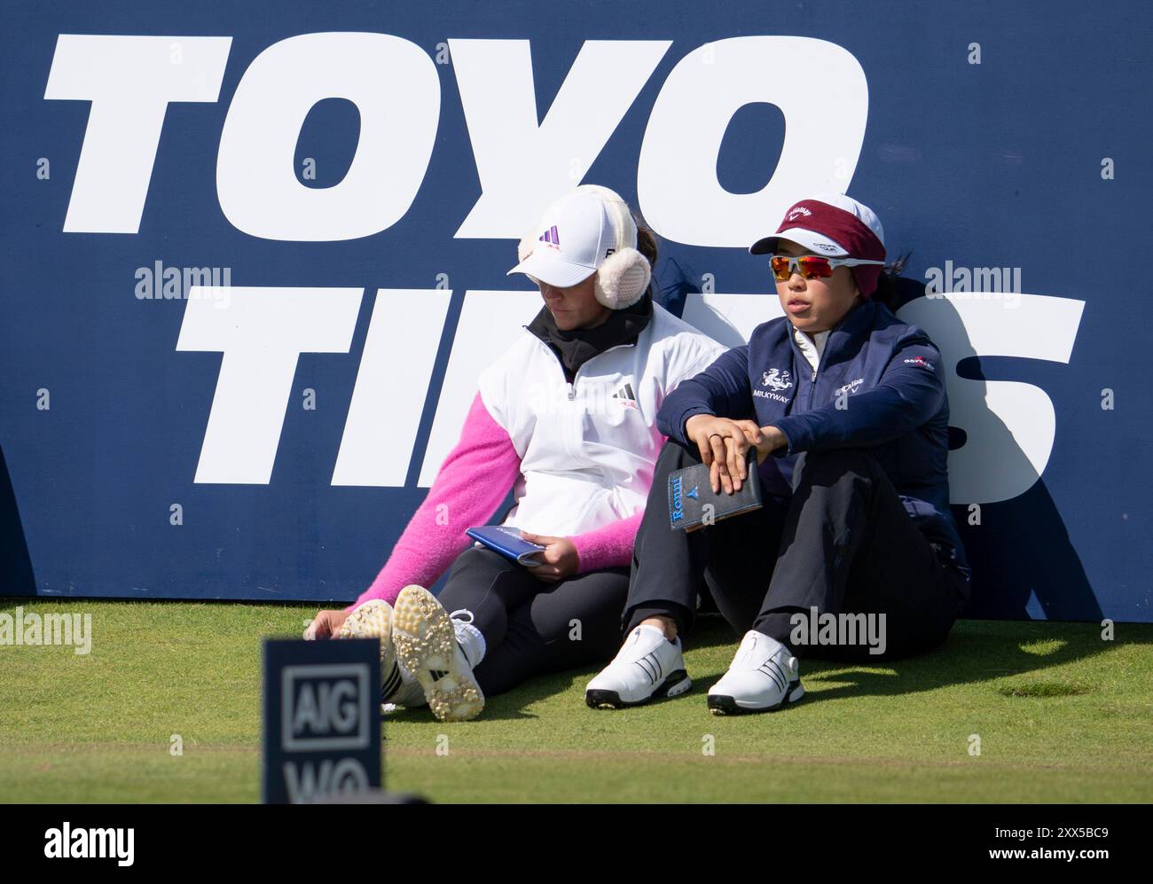 St Andrews, Scozia, Regno Unito. 22 agosto 2024. Primo round dell'AIG Women's Open presso Old Course St Andrews. PIC; Ruoning Yin (R) e Linn Grant si rilassano sull'ottavo tee. Iain Masterton/Alamy Live News Foto Stock