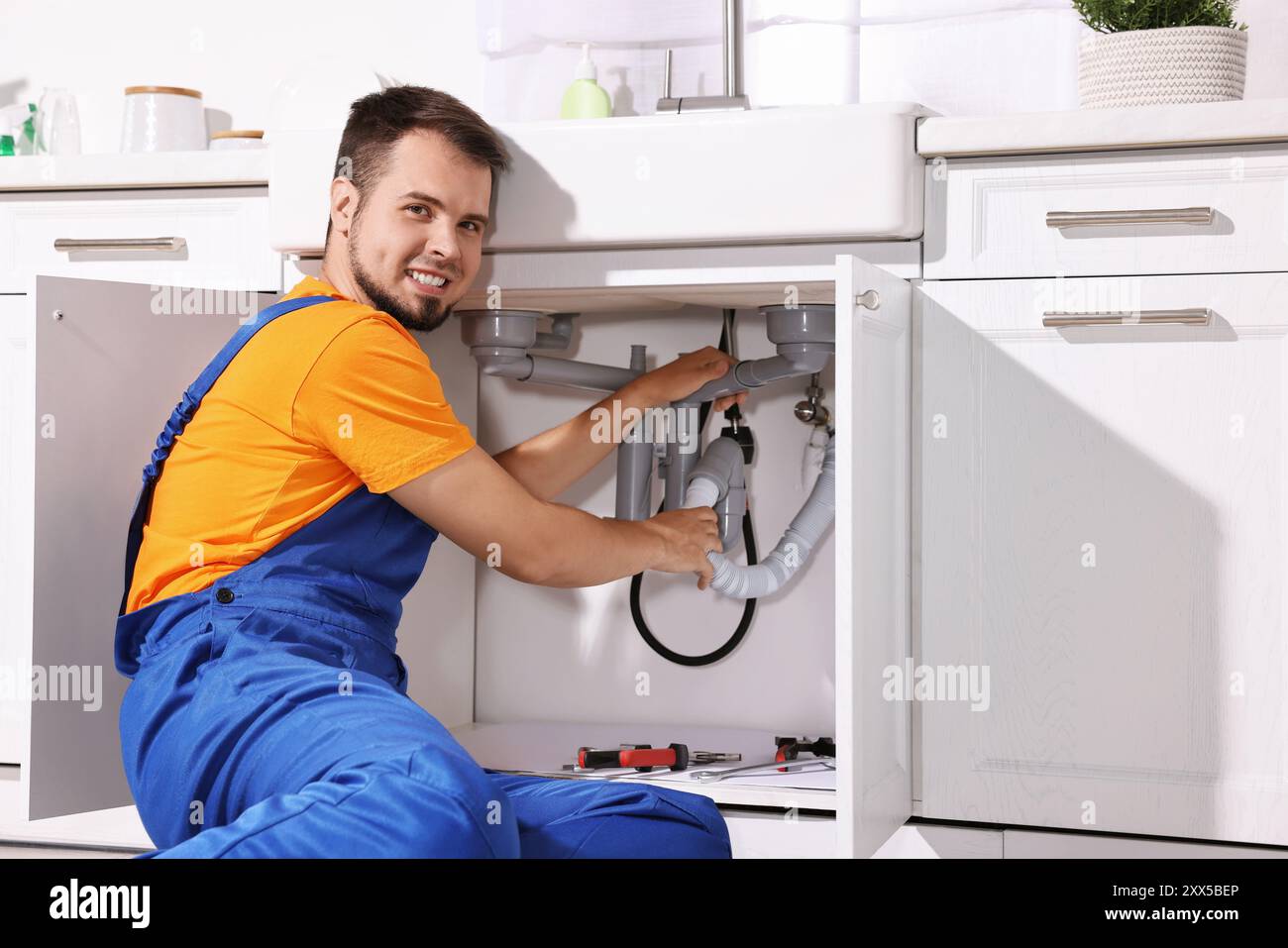 Sistema di tubazioni per idraulici professionale a casa Foto Stock