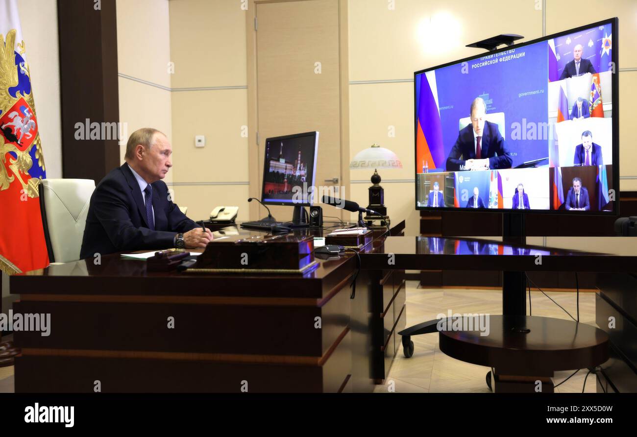 Novo-Ogaryovo, Russia. 22 agosto 2024. Il presidente russo Vladimir Putin tiene una videoconferenza per discutere l'incursione Ucraina nelle regioni di Belgorod, Bryansk e Kursk dalla residenza presidenziale, il 22 agosto 2024 a Novo-Ogaryovo, Oblast di Mosca, Russia. Crediti: Gavriil Grigorov/piscina del Cremlino/Alamy Live News Foto Stock