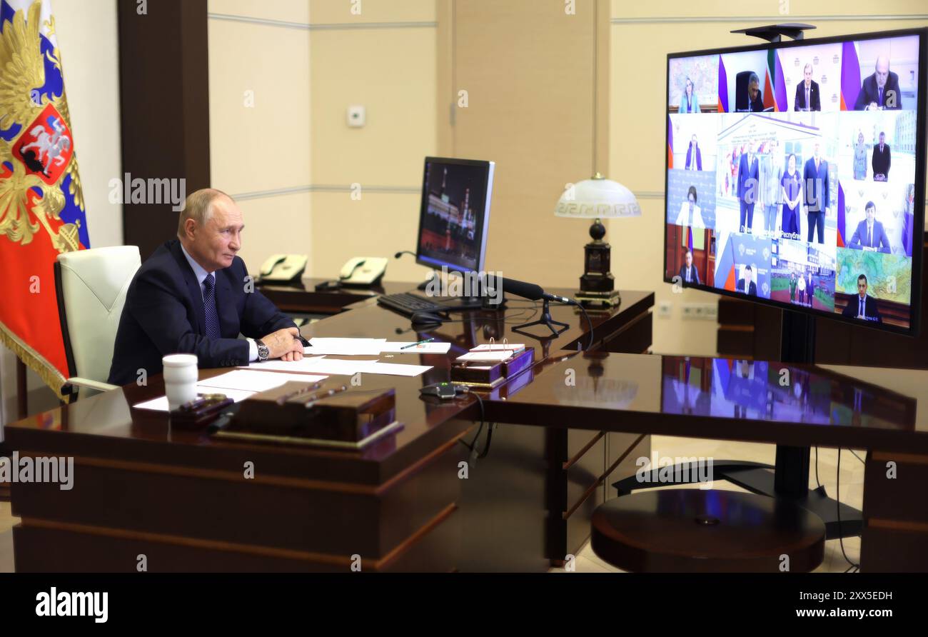 Novo-Ogaryovo, Russia. 22 agosto 2024. Il presidente russo Vladimir Putin tiene una videoconferenza per discutere l'apertura annuale della scuola dalla residenza presidenziale, 22 agosto 2024 a Novo-Ogaryovo, Oblast di Mosca, Russia. Crediti: Gavriil Grigorov/piscina del Cremlino/Alamy Live News Foto Stock