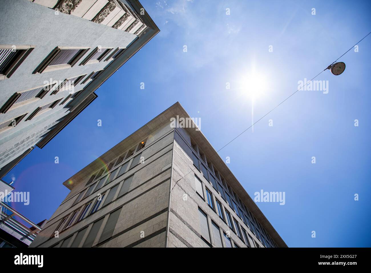 Avelar Energy har hatt adresse i dette kontorbygget. Navnet står ikke på dørskiltet nå. Avelar Energy sulla Claridenstrasse 22 a Zurigo Foto Stock