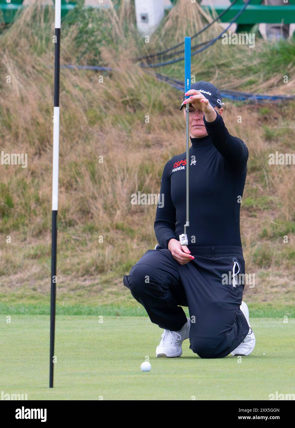 St Andrews, Scozia, Regno Unito. 22 agosto 2024. Primo round dell'AIG Women's Open presso Old Course St Andrews. PIC; Charley Hull allinea il putt di uccellino al 18° verde. Iain Masterton/Alamy Live News Foto Stock