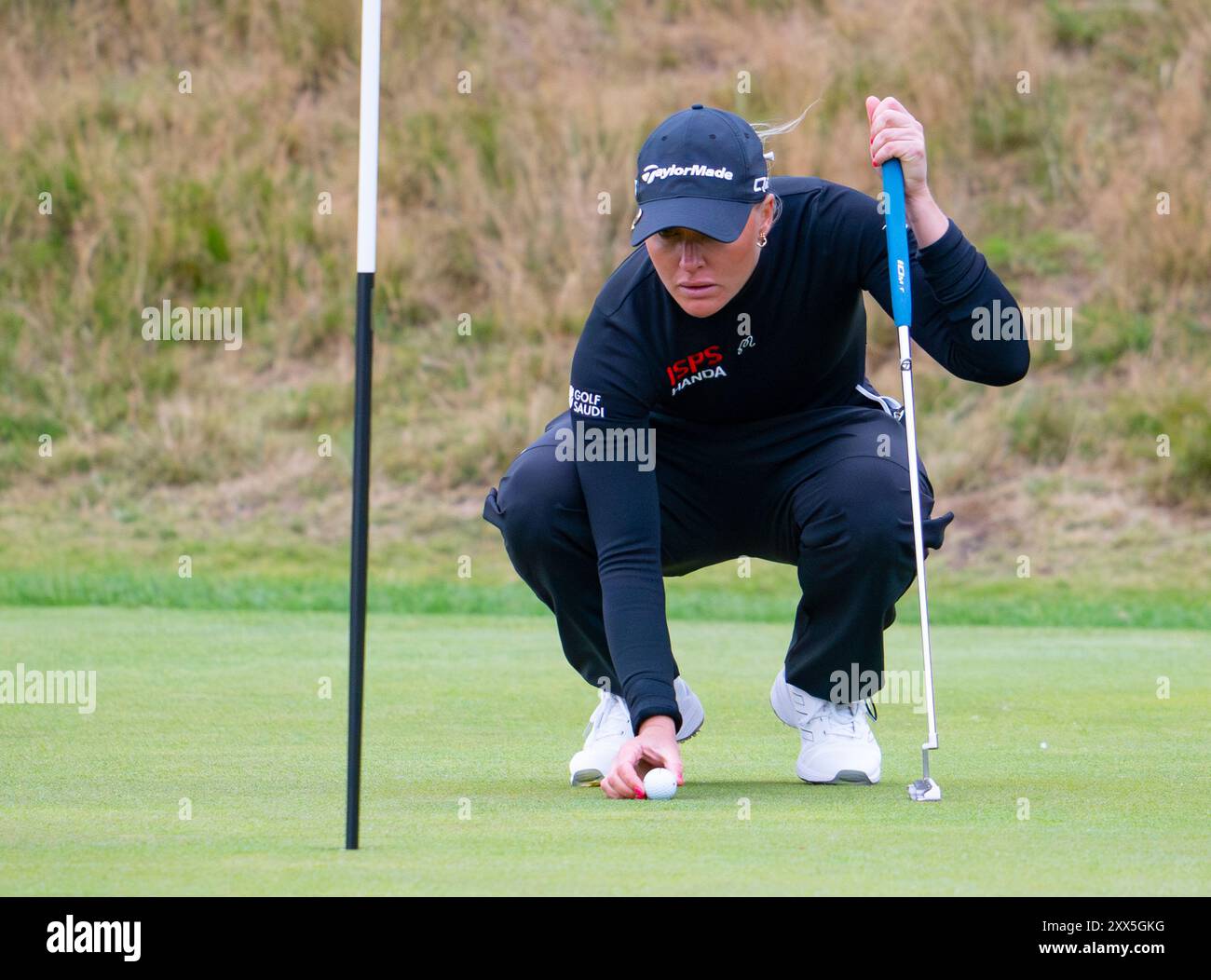 St Andrews, Scozia, Regno Unito. 22 agosto 2024. Primo round dell'AIG Women's Open presso Old Course St Andrews. PIC; Charley Hull allinea il putt di uccellino al 18° verde. Iain Masterton/Alamy Live News Foto Stock