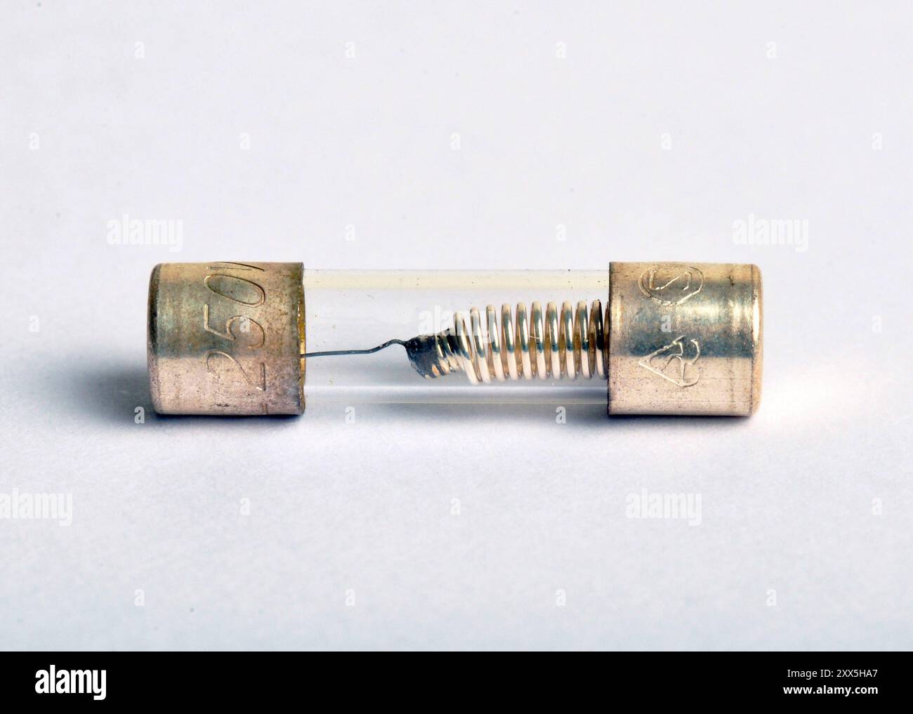 Fusibile elettrico da 20 x 5 mm, ritardo, soffiaggio lento, corpo in vetro, standard internazionale, per l'uso in una moltitudine di applicazioni in cui sicurezza e compone Foto Stock