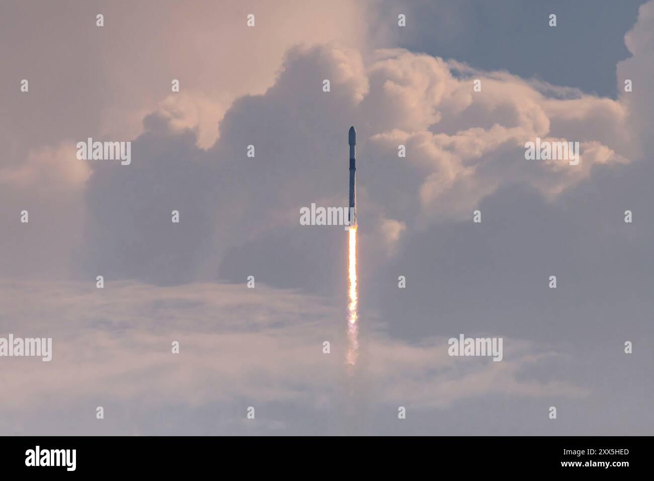 Cape Canaveral, Stati Uniti d'America. 15 agosto 2024. Un razzo Falcon 9 SpaceX che trasporta la missione Maxar-2 esplode dal Launch Complex 41 alla Cape Canaveral Space Force Station, il 15 agosto 2024 a Cape Canaveral, Florida. Il razzo trasportò con successo un paio di satelliti di imaging Maxar Intelligence in orbita terrestre. Crediti: Joshua conti/US Space Force/Alamy Live News Foto Stock