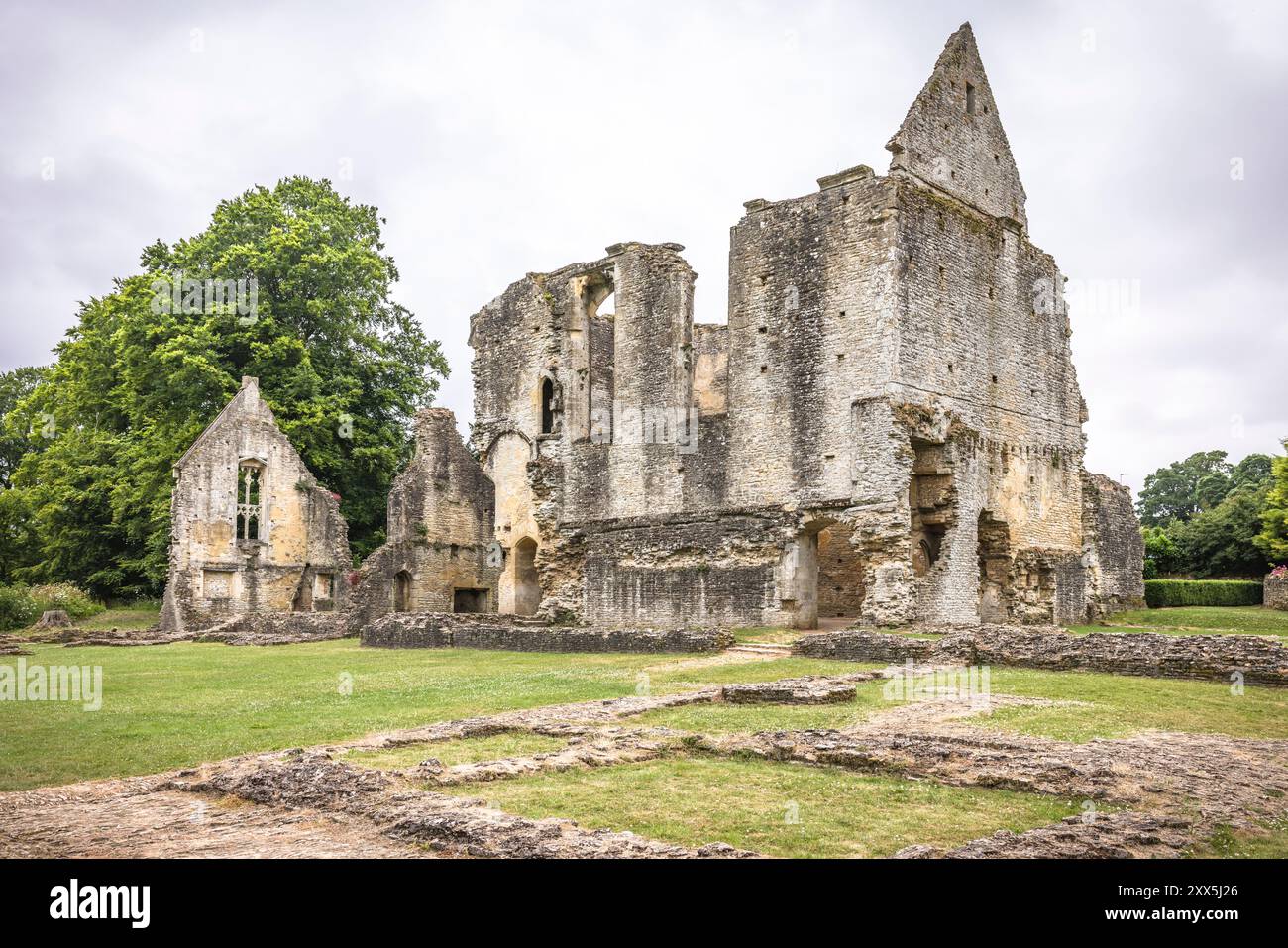 Minster Lovell Hall. Antiche rovine sul fiume Windrush nel Cotswolds AONB Foto Stock