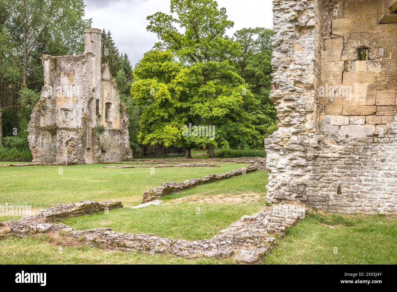 Minster Lovell Hall. Antiche rovine sul fiume Windrush nel Cotswolds AONB Foto Stock