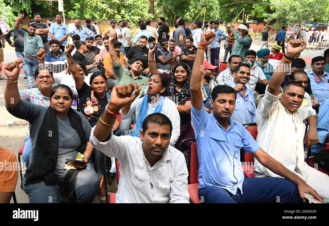 NUOVA DELHI, INDIA - 22 AGOSTO: Auto taxi drive site dharna a Jantar mantar durante lo sciopero dell'auto, per le sue richieste il 22 agosto 2024 a nuova Delhi, India. Per salvare l'occupazione scomparsa di auto, taxi giallo nero, radio taxi economico, tutti i taxi turistici dell'India, NCR Delhi di due giorni dal 22, 23 agosto 2024, TAXI, Chakka Jam, - tutte le organizzazioni di Delhi NCR si appellano ai tassisti auto per cancellare le app di questi illegale Ola Uber Mobile App le migliori aziende dai loro telefoni cellulari per sempre in modo che la lotta per salvare il vostro lavoro possa essere combattuta vigorosamente (foto di Sonu Mehta/Hindustan ti Foto Stock