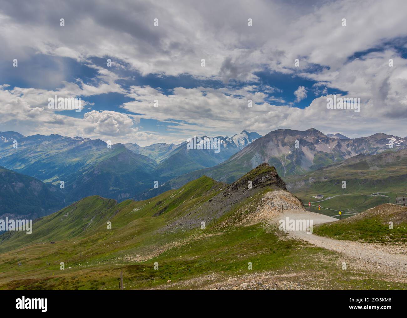 Paesaggio estivo in Austria con pascoli verdi freschi e cime innevate sullo sfondo, Heiligenblut, Austria Foto Stock