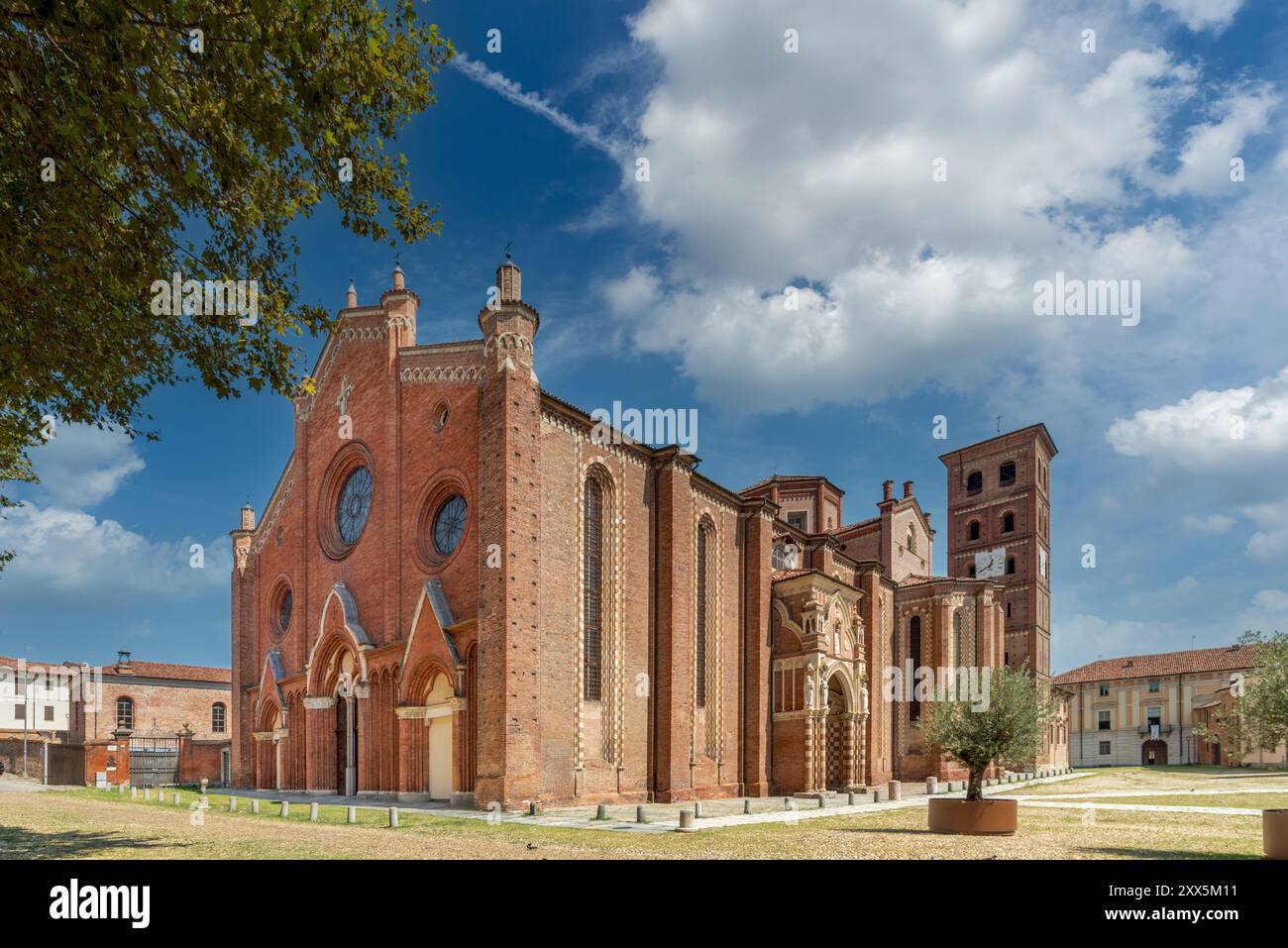 Asti, italia - 20 agosto 2024: Cattedrale di Santa Maria Assunta (vi secolo; XIV) in Piazza Duomo con cielo azzurro e nuvole bianche Foto Stock