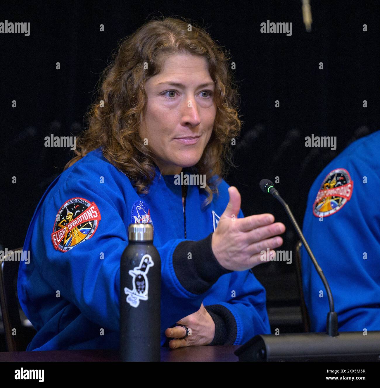 Washington, Stati Uniti. 6 giugno 2024. Christina Koch, astronauta della NASA e membro dell'equipaggio di Artemis II, commenta durante un briefing dello staff della Casa Bianca insieme al suo compagno equipaggio Artemis II presso l'Eisenhower Executive Office Building, 6 giugno 2024 a Washington, D.C. Credit: Bill Ingalls/NASA/Alamy Live News Foto Stock