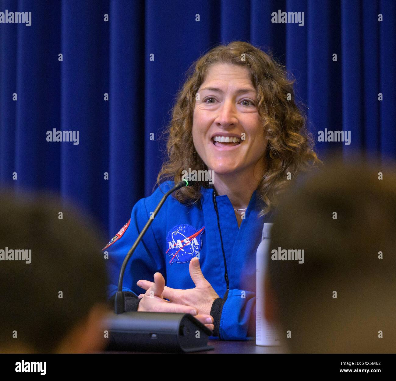 Washington, Stati Uniti. 6 giugno 2024. Christina Koch, astronauta della NASA e membro dell'equipaggio di Artemis II, commenta durante un briefing dello staff della Casa Bianca insieme al suo compagno equipaggio Artemis II presso l'Eisenhower Executive Office Building, 6 giugno 2024 a Washington, D.C. Credit: Bill Ingalls/NASA/Alamy Live News Foto Stock