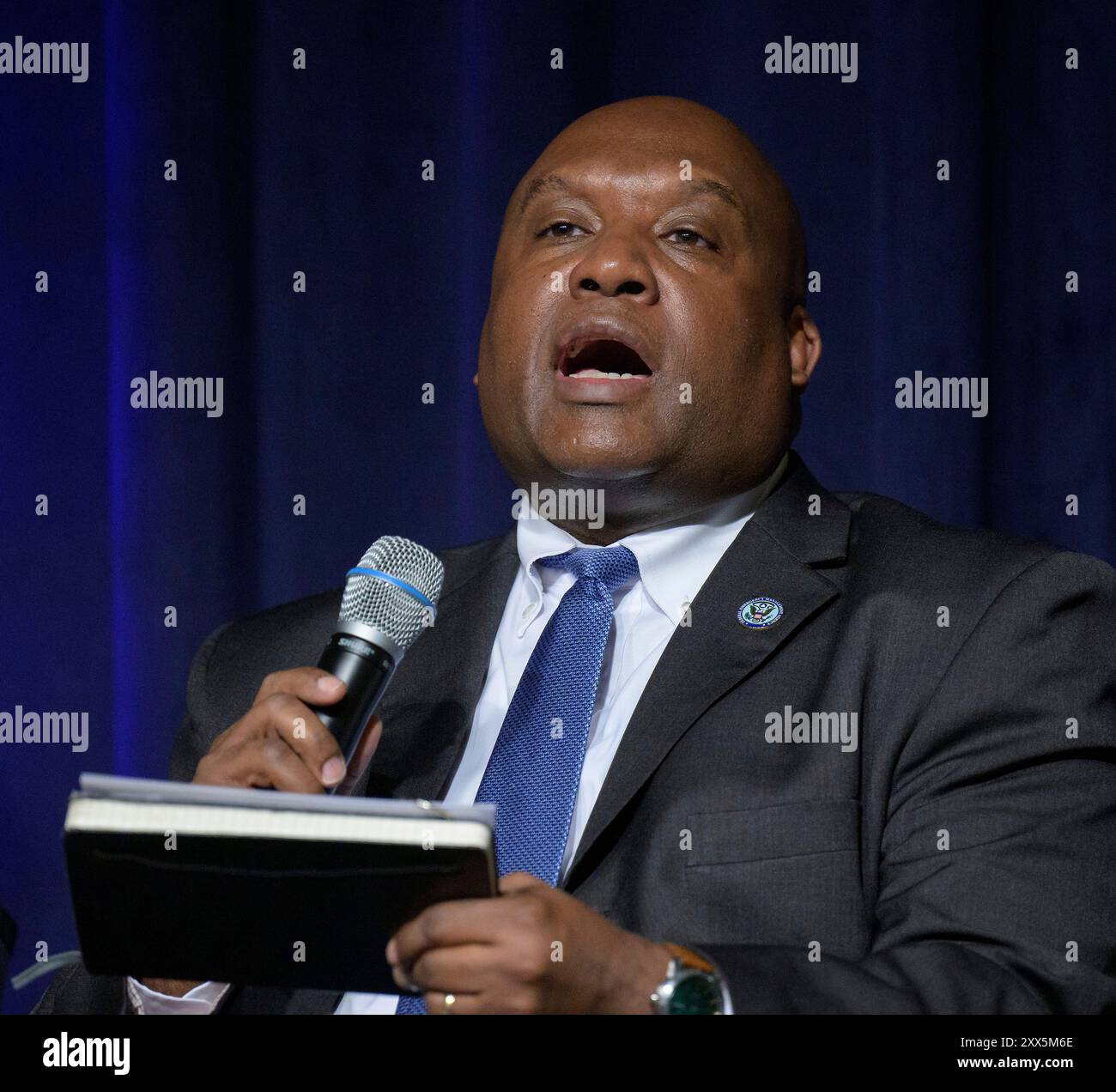 Washington, Stati Uniti. 13 giugno 2024. Il vice amministratore della Federal Emergency Management Agency Erik Hooks fa osservazioni durante un evento che lancia un nuovo sistema di coordinamento della risposta alle catastrofi presso la sede centrale della NASA Mary W. Jackson Building, 13 giugno 2024, a Washington, D.C. il sistema fornirà alle comunità e alle organizzazioni di tutto il mondo l'accesso alla scienza e ai dati per aiutare la risposta alle catastrofi. Crediti: Bill Ingalls/NASA/Alamy Live News Foto Stock