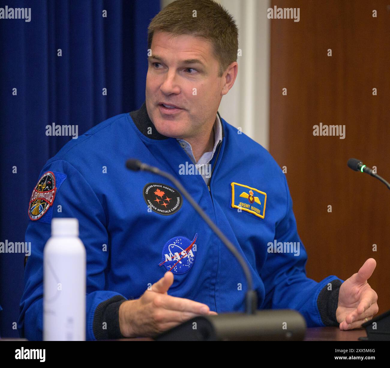 Washington, Stati Uniti. 6 giugno 2024. L'astronauta dell'Agenzia spaziale canadese e il membro dell'equipaggio di Artemis II Jeremy Hansen commentano durante un briefing dello staff della Casa Bianca insieme al suo collega equipaggio Artemis II presso l'Eisenhower Executive Office Building, 6 giugno 2024 a Washington, D.C. Credit: Bill Ingalls/NASA/Alamy Live News Foto Stock