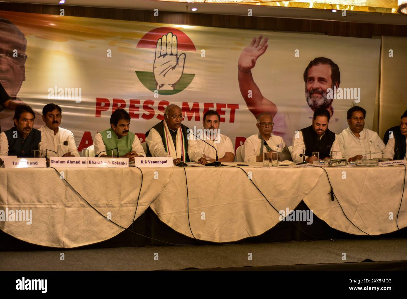 Srinagar, India. 22 agosto 2024. I leader del Congresso Nazionale Indiano sono visti durante una conferenza stampa in vista delle elezioni dell'assemblea che si terranno per la prima volta dal 2014, a Srinagar. (Foto di Saqib Majeed/SOPA Images/Sipa USA) credito: SIPA USA/Alamy Live News Foto Stock