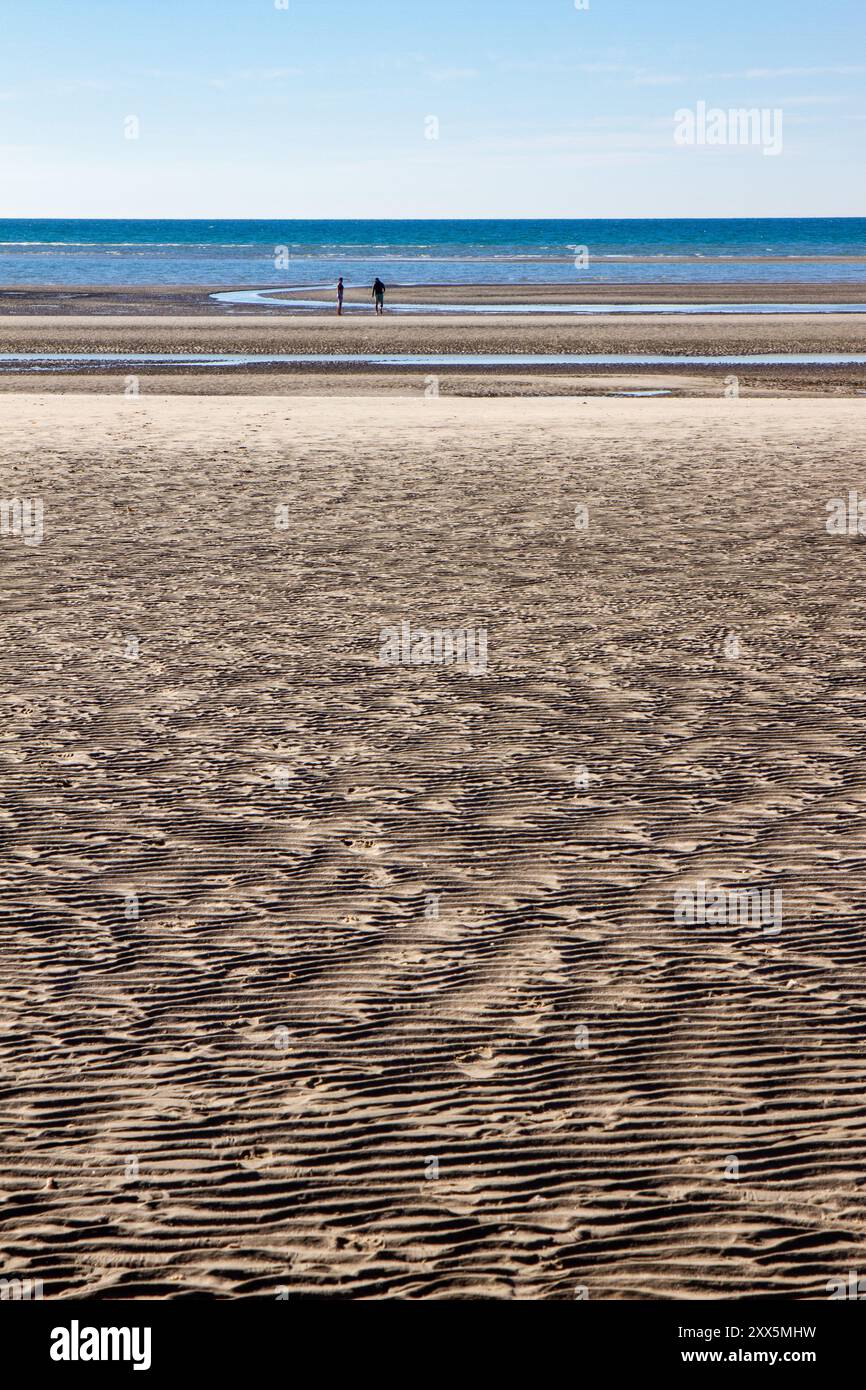 Due persone in giro in spiaggia. Fratelli che giocano in una spiaggia vergine. Puerto Peñasco, Sonora, Messico. Foto Stock