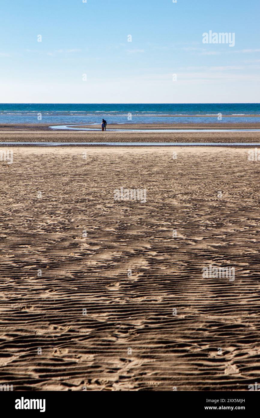 Due persone in giro in spiaggia. Fratelli che giocano in una spiaggia vergine. Puerto Peñasco, Sonora, Messico. Foto Stock