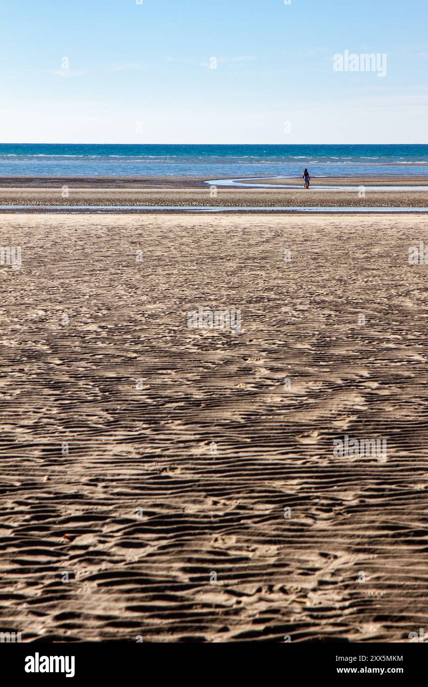 Due persone in giro in spiaggia. Fratelli che giocano in una spiaggia vergine. Puerto Peñasco, Sonora, Messico. Foto Stock