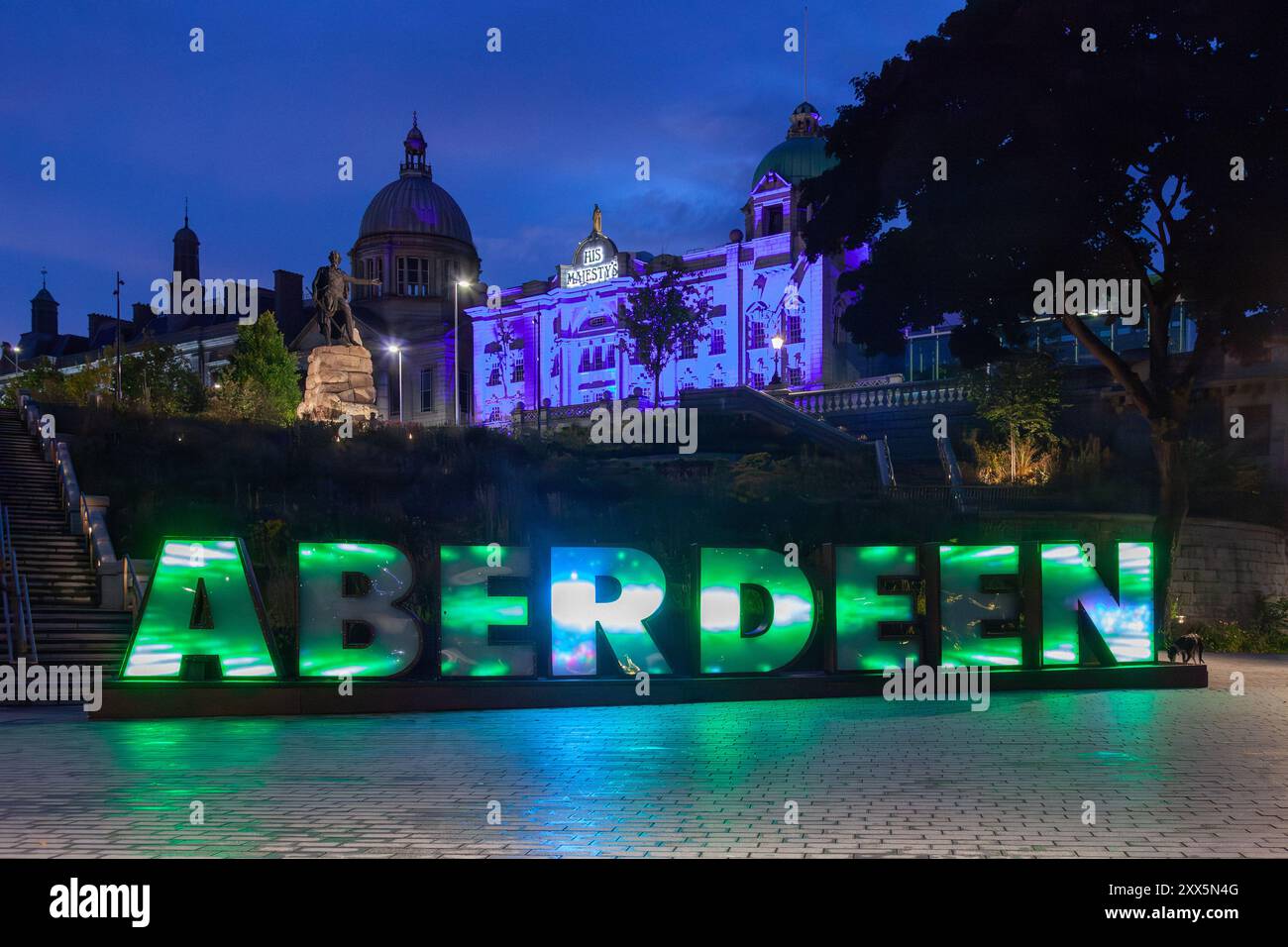 Insegna di Aberden illuminata in Union Terrace Gardens nel centro della città. A sinistra si trova la grande scalinata che conduce al parco Foto Stock