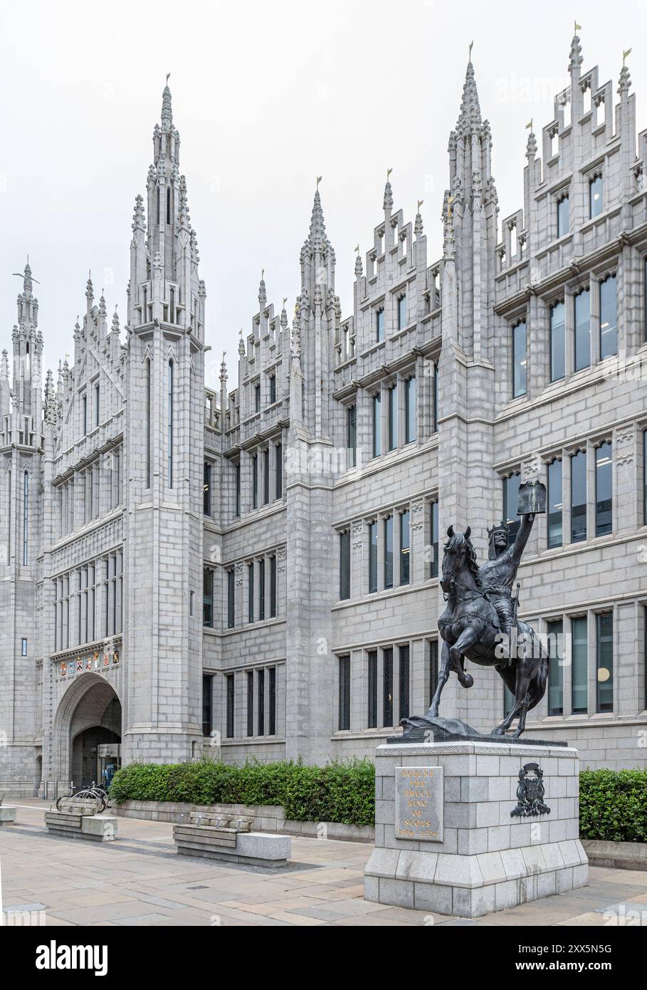 Parte del Marischal College, attualmente sede del Consiglio comunale di Aberdeen. Di fronte si trova la statua di Robert the Bruce (Alan Beattie Herriot, 2011 Foto Stock