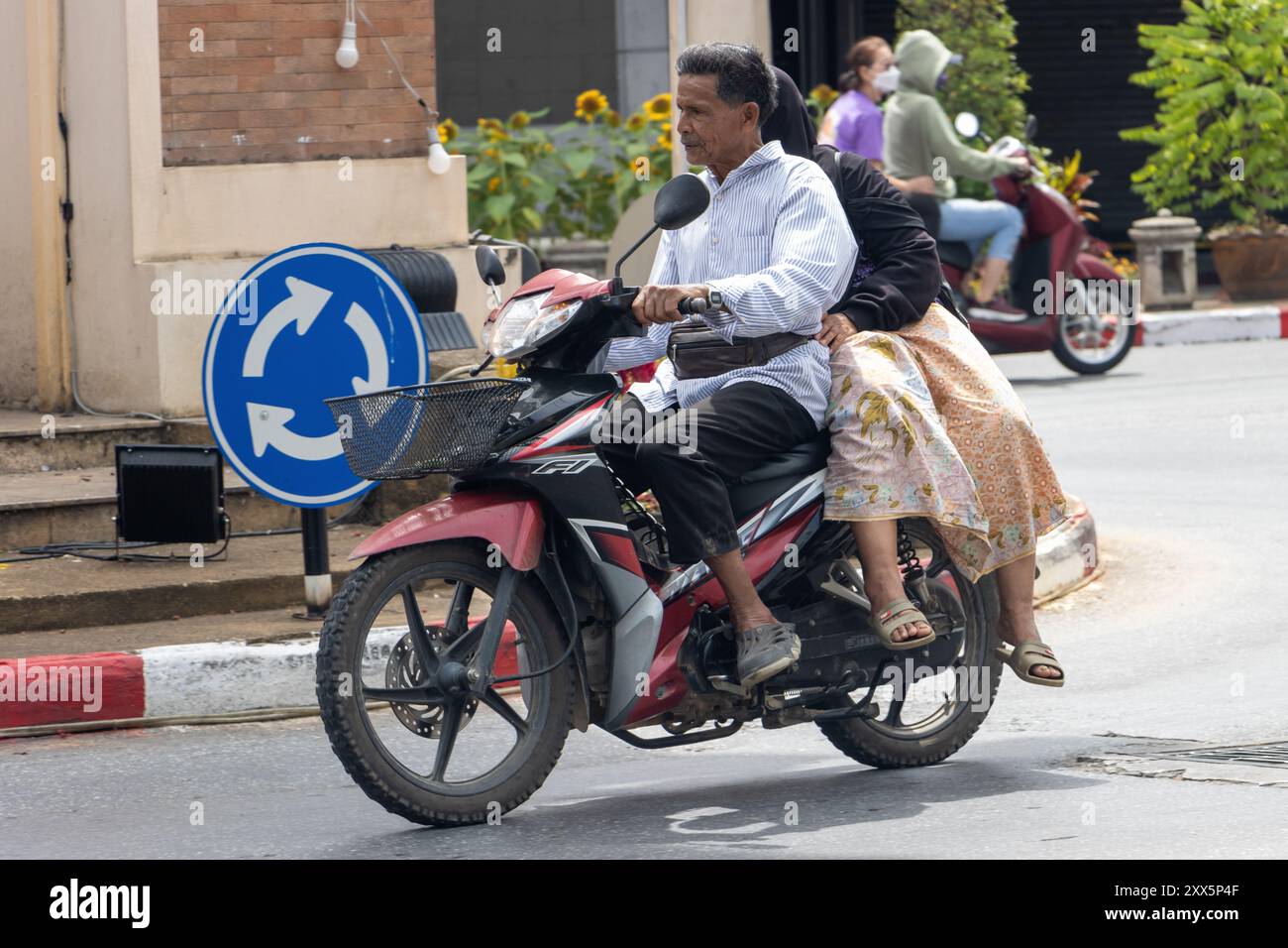 BETONG, THAILANDIA, 02 Mar 2024, Un paio di abiti tradizionali in moto Foto Stock