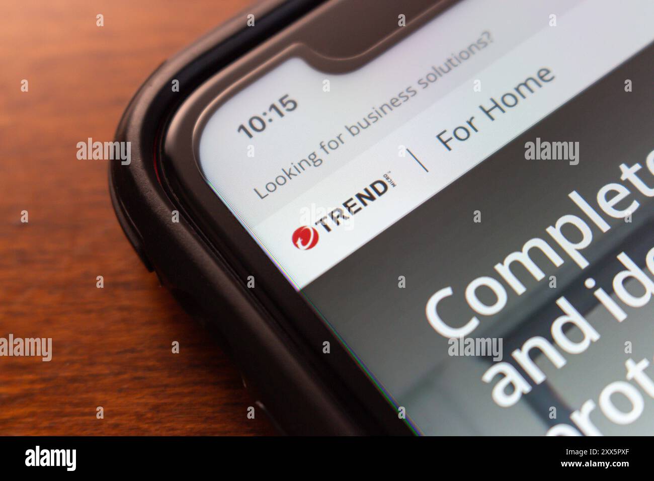 Sito Web di Trend Micro, azienda di sicurezza informatica che offre soluzioni di sicurezza per proteggere individui e aziende dalle minacce online, visto in iPhone Foto Stock