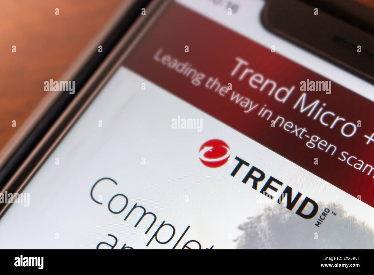 Sito Web di Trend Micro, azienda di sicurezza informatica che offre soluzioni di sicurezza per proteggere individui e aziende dalle minacce online, visto in iPhone Foto Stock