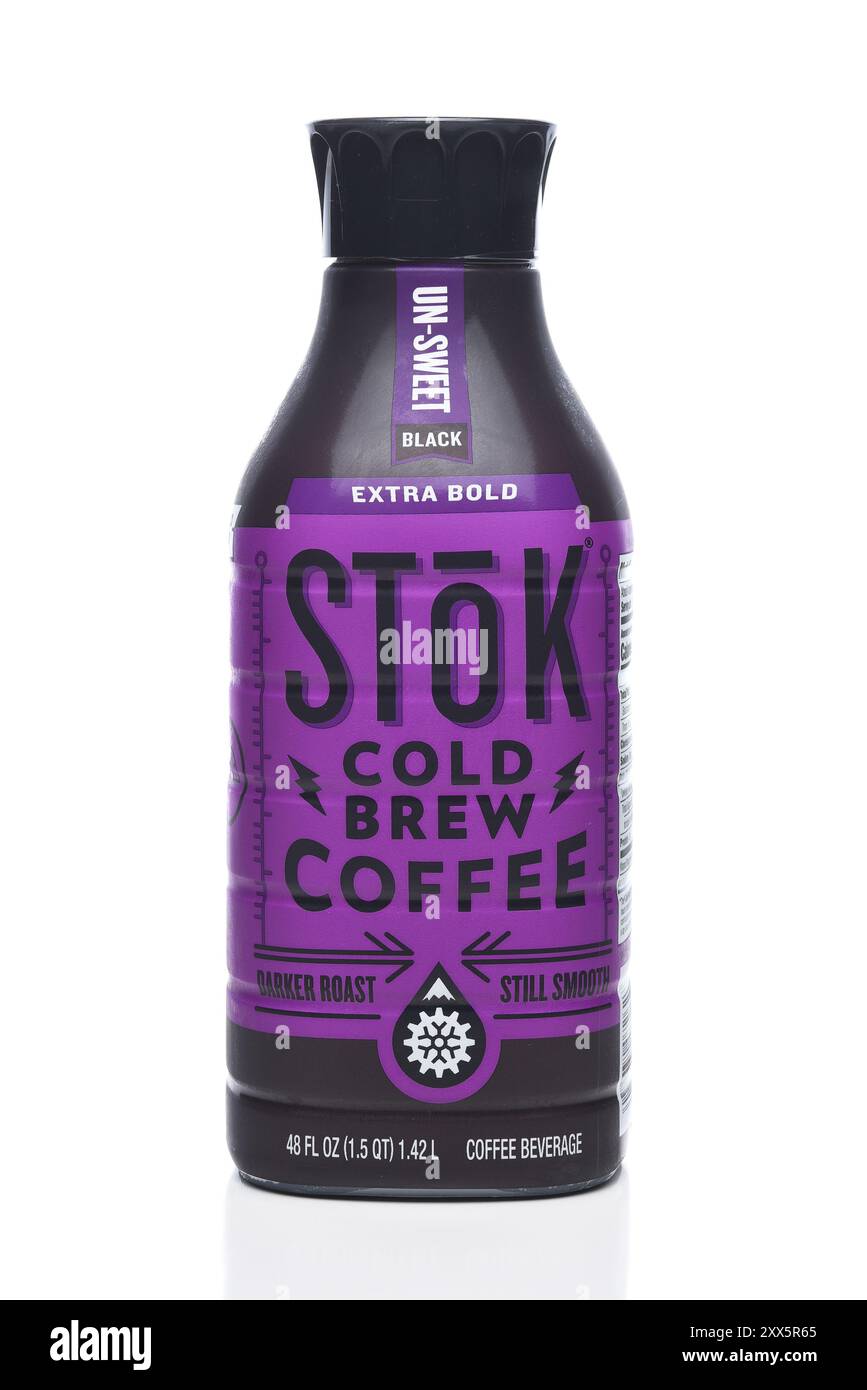 IRVINE, CALIFORNIA - 17 agosto 2024: Una bottiglia di Stok Cold Brew Coffee, Extra Bold, un-Sweet Black. Foto Stock