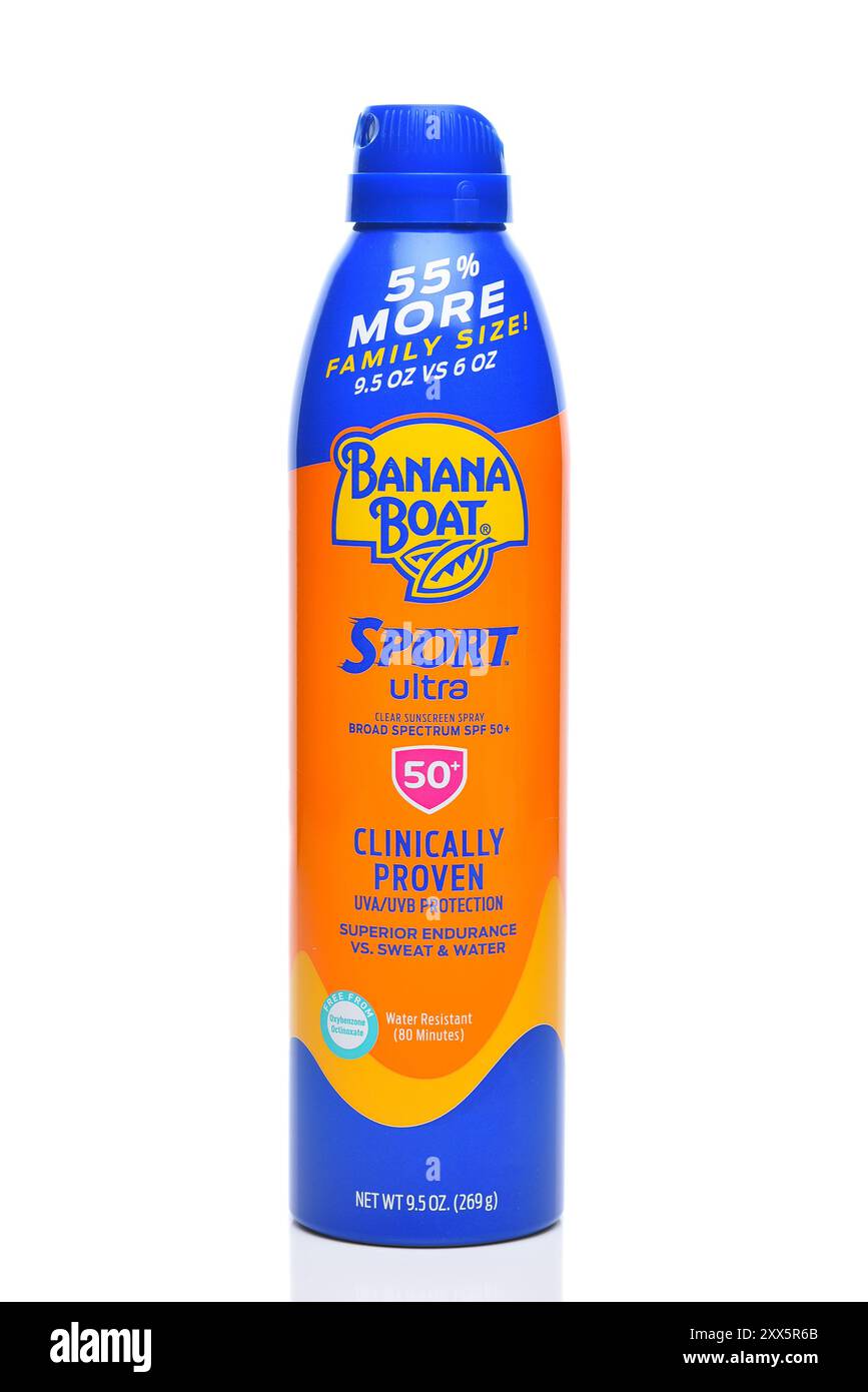 IRVINE, CALIFORNIA - 17 AUG 2024: Una bomboletta spray di crema solare SPF Banana Boat Sport 50. Foto Stock