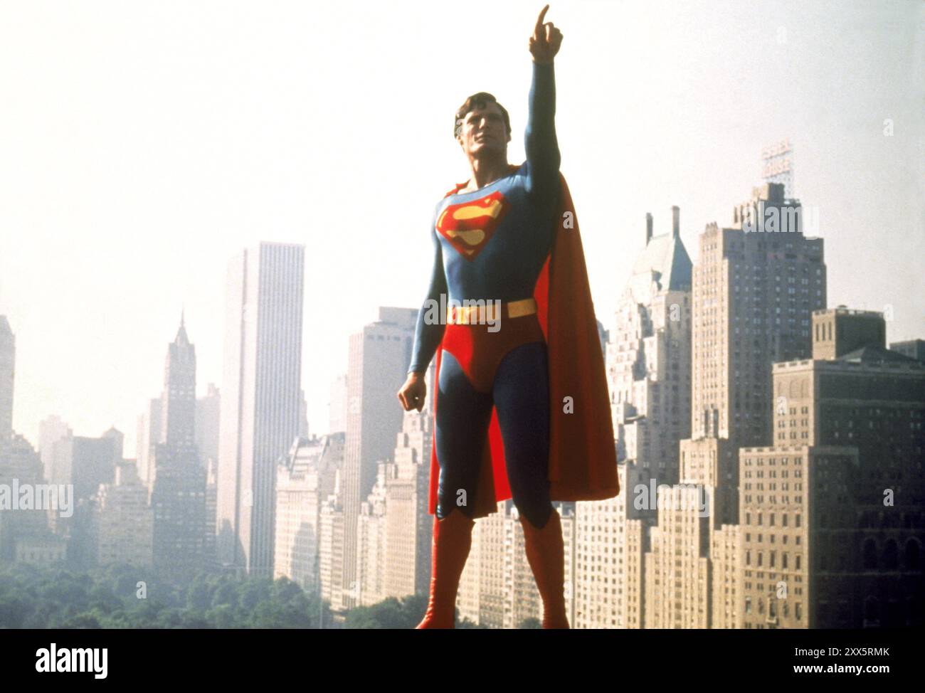 DATA DI RILASCIO: 1 novembre 2024: Documentario. TITOLO: Super/Man: The Christopher Reeve Story. STUDIO: Passion Pictures. REGISTI: Ian Bonhote, Peter Ettedgui TRAMA: L'ascesa di Reeve a diventare una star del cinema, segue un incidente a cavallo quasi fatale nel 1995 che lo ha lasciato paralizzato dal collo verso il basso. Dopo di che è diventato un attivista per i trattamenti delle lesioni del midollo spinale e i diritti di disabilità. INTERPRETATO DA CHRISTOPHER REEVE, 1978. (Immagine di credito: © Passion Pictures/Entertainment Pictures/ZUMAPRESS.com) SOLO PER USO EDITORIALE! Non per USO commerciale! Foto Stock
