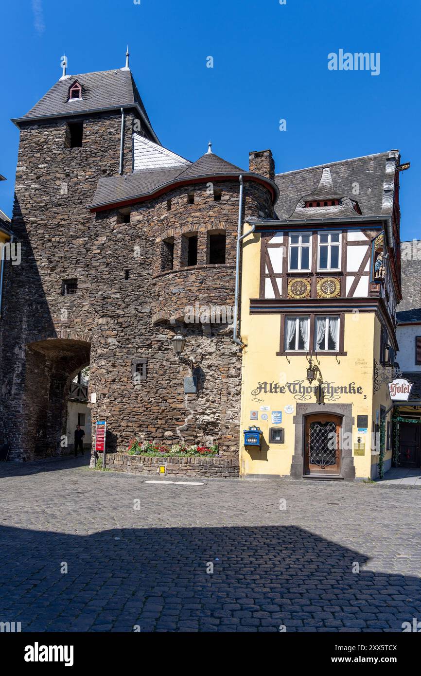 Cochem, Germania - 09 luglio 2024; edifici medievali nel centro storico di Cochem. Cochem è una città nella valle della Mosella ed è popolare attraverso Foto Stock