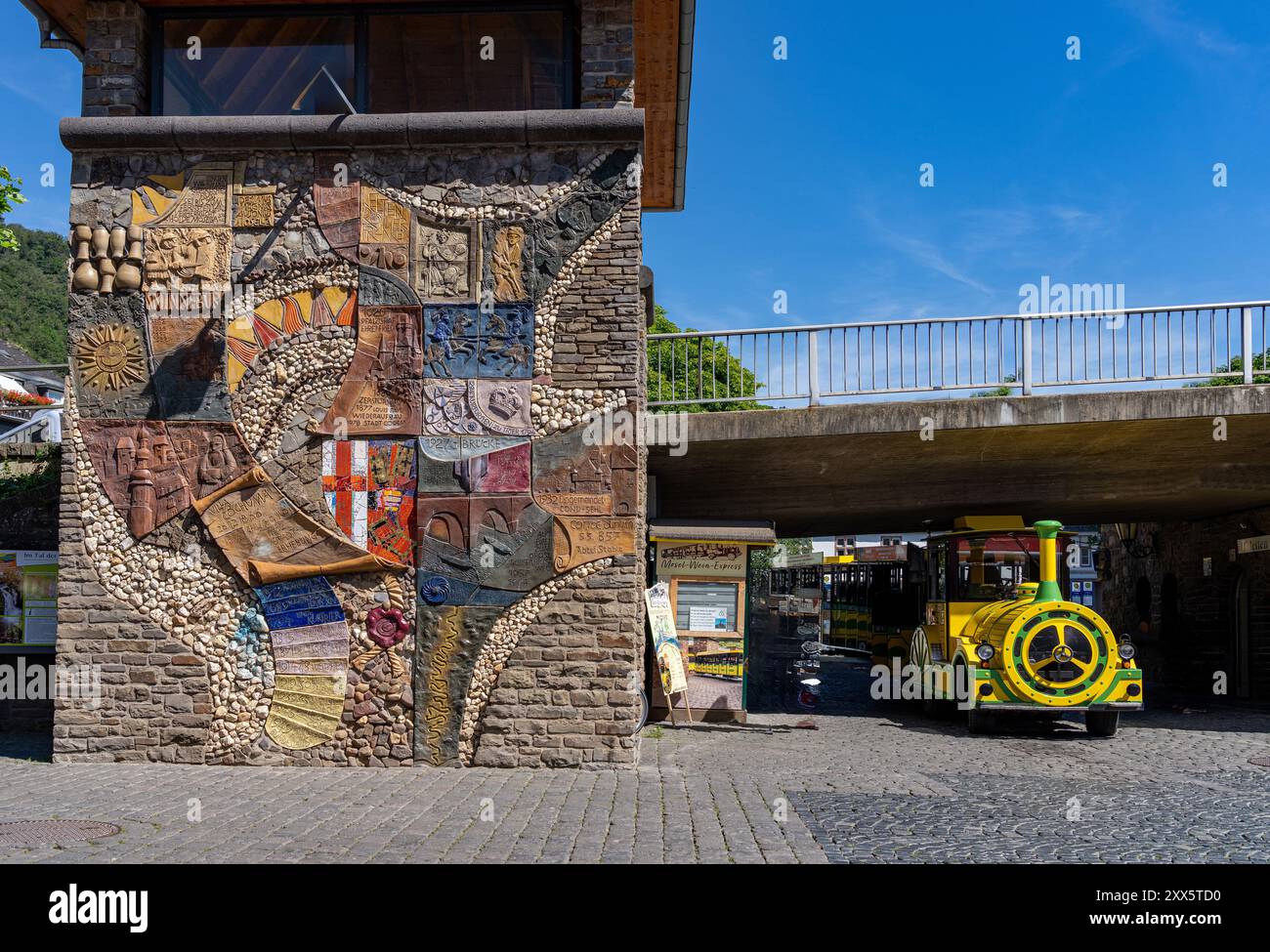 Germania - Cochem Cochem, Brückenstraße, mosaico. Mosaico storico su una cinta muraria. Il monumento Geschiedenis o il muro storico. Il piccolo edificio in Th Foto Stock