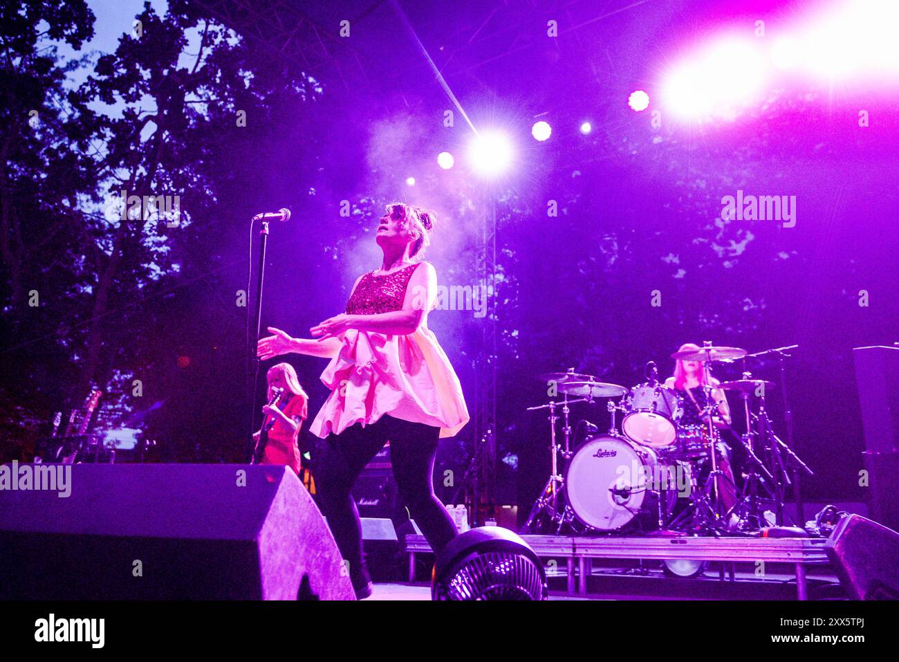 Kathleen Hanna dei Bikini Kill si esibisce sul palco del McMenamins Grand Lodge a Forest Grove, Oregon, USA il 21 agosto 2024. Foto ©Anthony Pidgeon Foto Stock