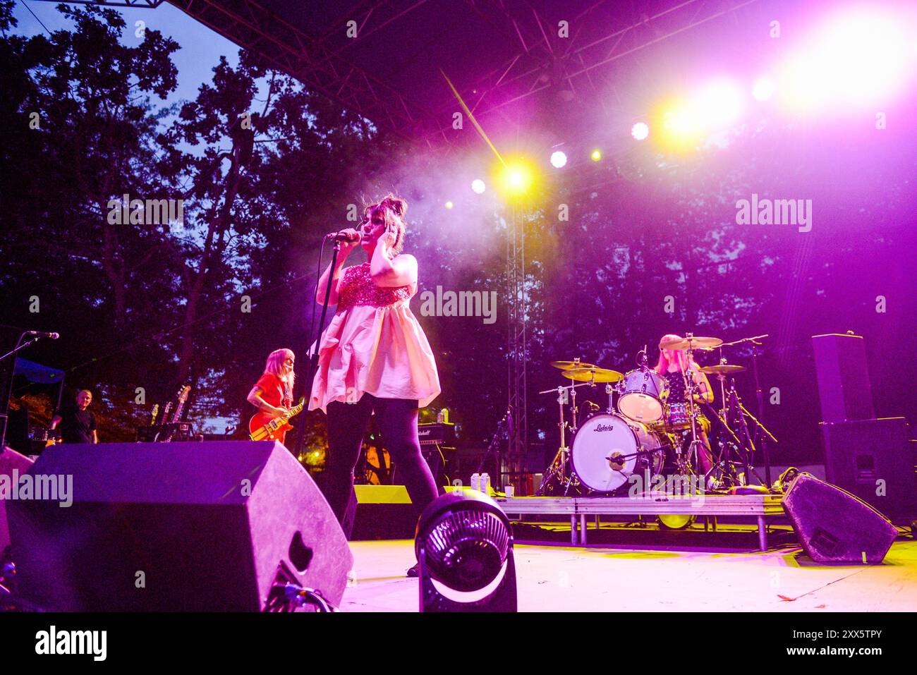 Kathleen Hanna dei Bikini Kill si esibisce sul palco del McMenamins Grand Lodge a Forest Grove, Oregon, USA il 21 agosto 2024. Foto ©Anthony Pidgeon Foto Stock