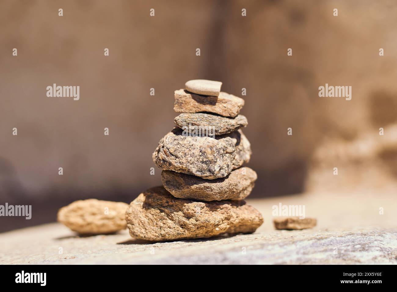7 maggio 2024: Una piramide di pietra accuratamente impilata simboleggia equilibrio, calma e serenità *** Eine sorgfältig gestapelte Steinpyramide simbolisiert Ausgeglichenheit, Ruhe und Gelassenheit Foto Stock