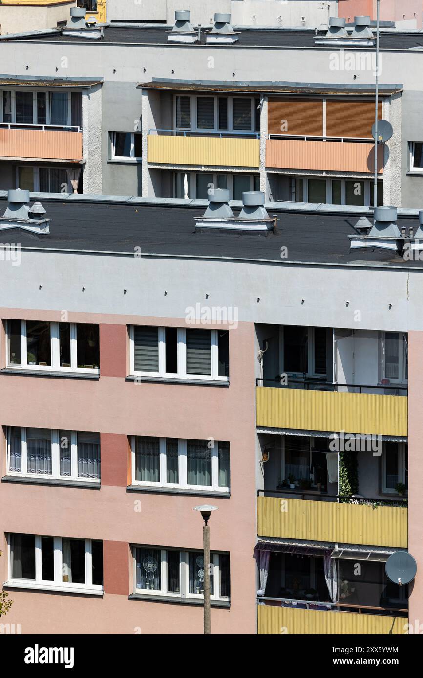 Facciate di edifici residenziali multifamiliari con balconi. Foto scattata in una giornata di sole. Foto Stock