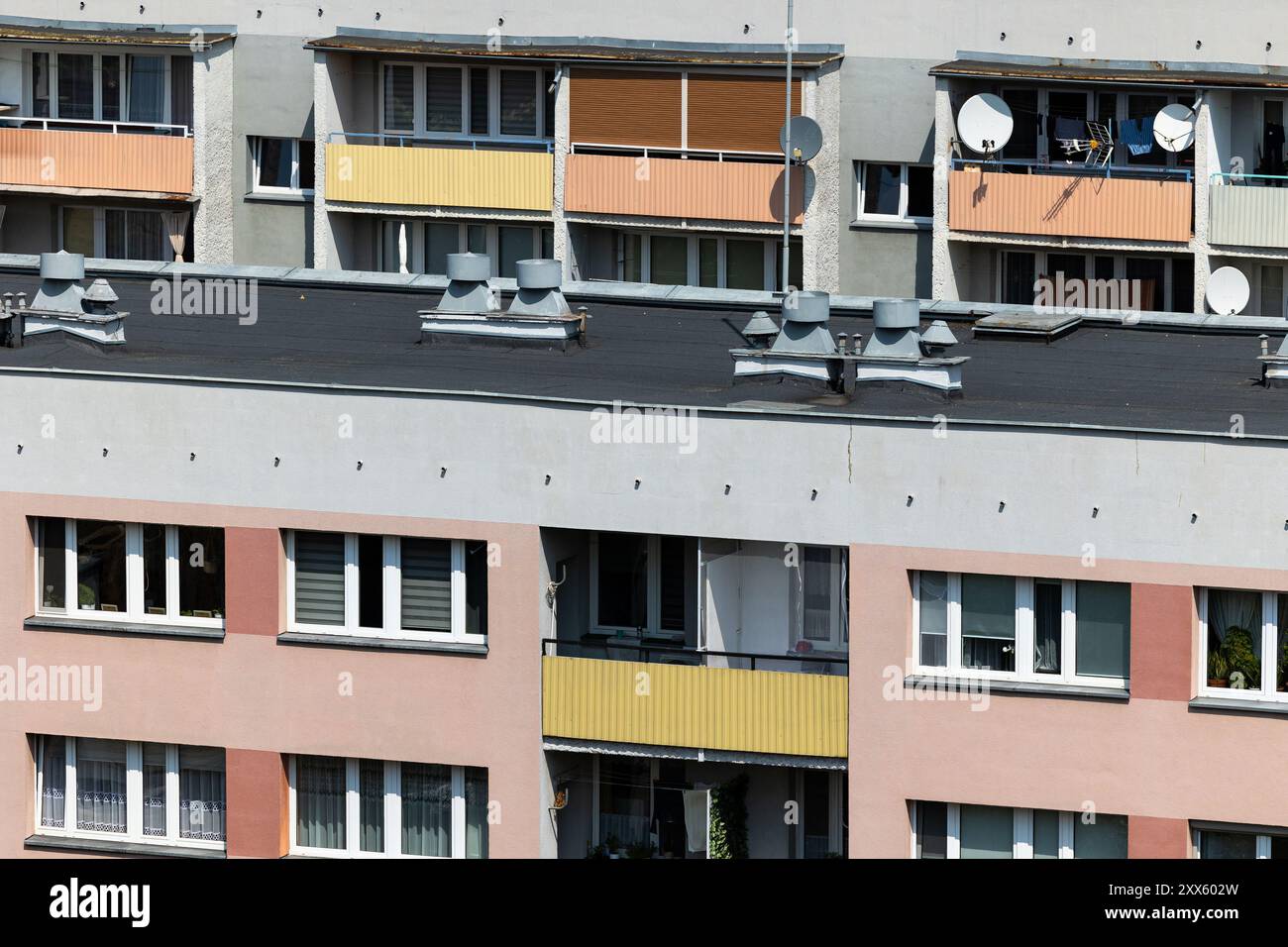 Facciate di edifici residenziali multifamiliari con balconi. Foto scattata in una giornata di sole. Foto Stock
