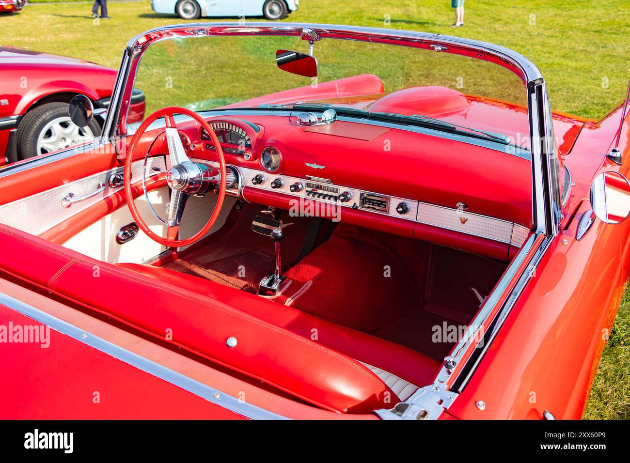 Interni Ford Thunderbird rosso vintage del 1955. Classico uccello a T convertibile americano Foto Stock