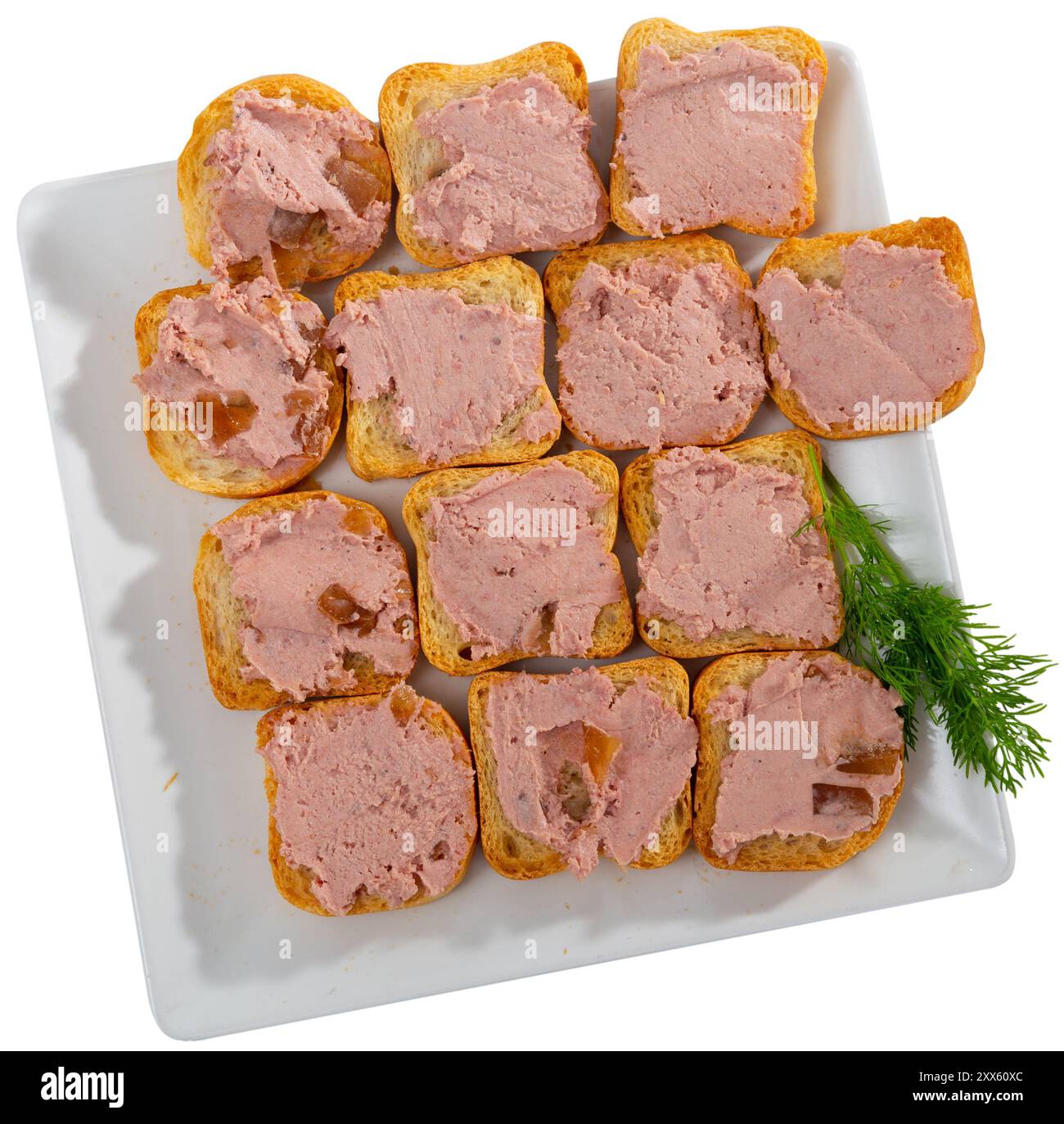 Pate di fegato su fette di baguette tostate guarnite con verdure Foto Stock