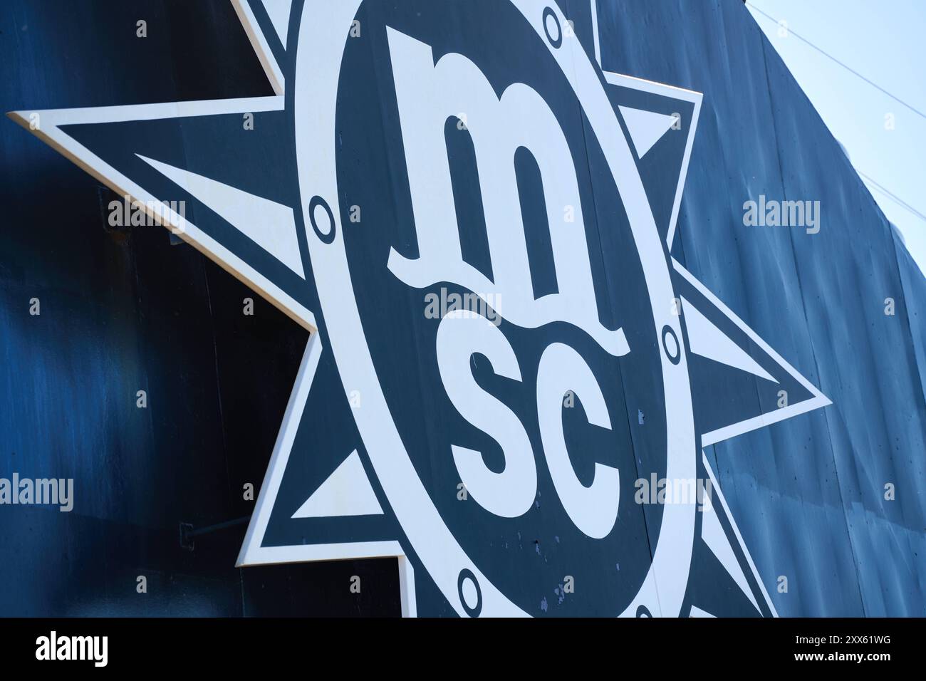 10 maggio 2024: L'impressionante logo MSC sull'imbuto di una nave da crociera. Logo della compagnia di navigazione italiana del Mediterraneo *** Das markante MSC-Logo auf dem Schornstein eines Kreuzfahrtschiffs. Logo der italienischen Mediterranean Shipping Company Foto Stock