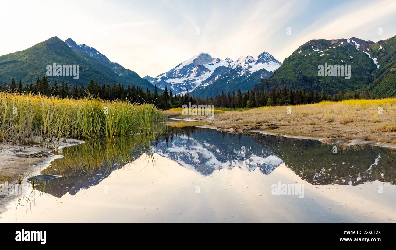 Riflessi del Monte Iliamna nel paesaggio di Brown Bear Bay, Chinitna Bay, vicino al Lake Clark National Park and Preserve, Alaska Foto Stock