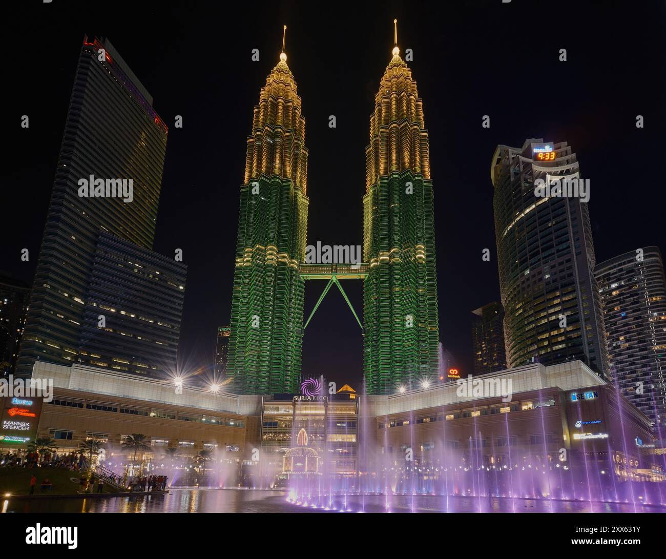 Esplanade (Lake Symphony) all'interno del Parco KLCC, fuori Suria KLCC, Kuala Lumpur Malesia, un centro commerciale a 6 piani situato ai piedi delle Petronas Twin Towers Foto Stock