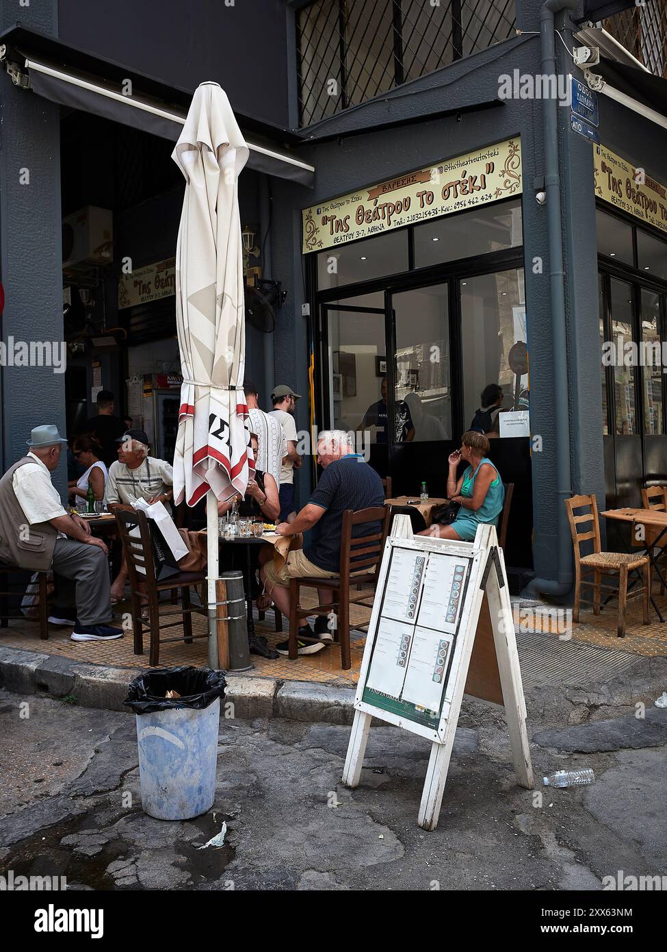 Da Theatrou a Steki, taverna tradizionale ad atene Foto Stock