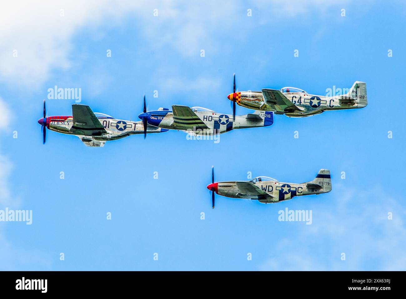 Formazione di 4 North American P51D Mustang in volo al Sywell Airshow 2024 Foto Stock