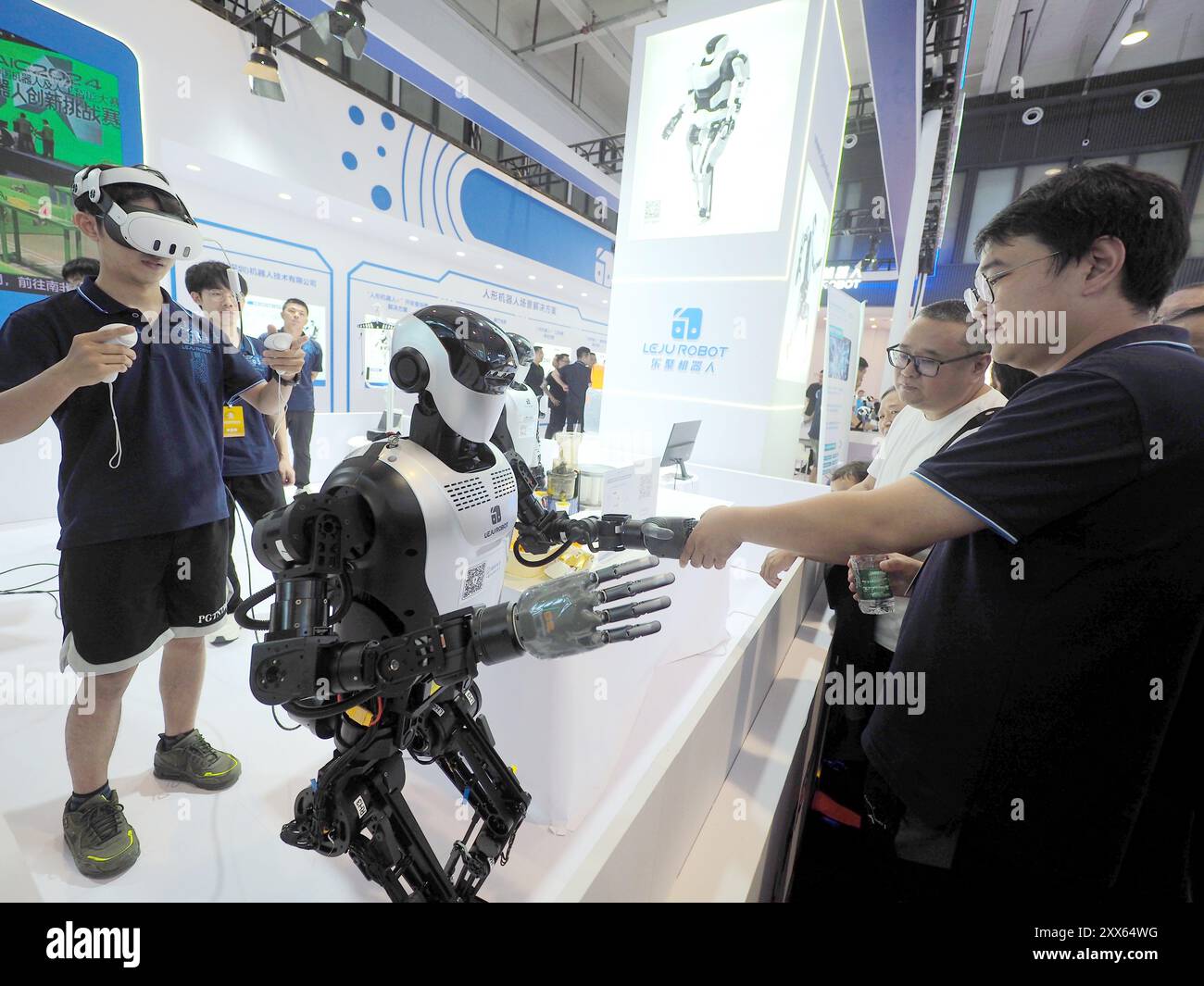 PECHINO, CINA - 22 AGOSTO 2024 - gli spettatori interagiscono con i robot umanoidi alla World robot Conference 2024 di Pechino, Cina, 22 agosto 2024. Foto Stock