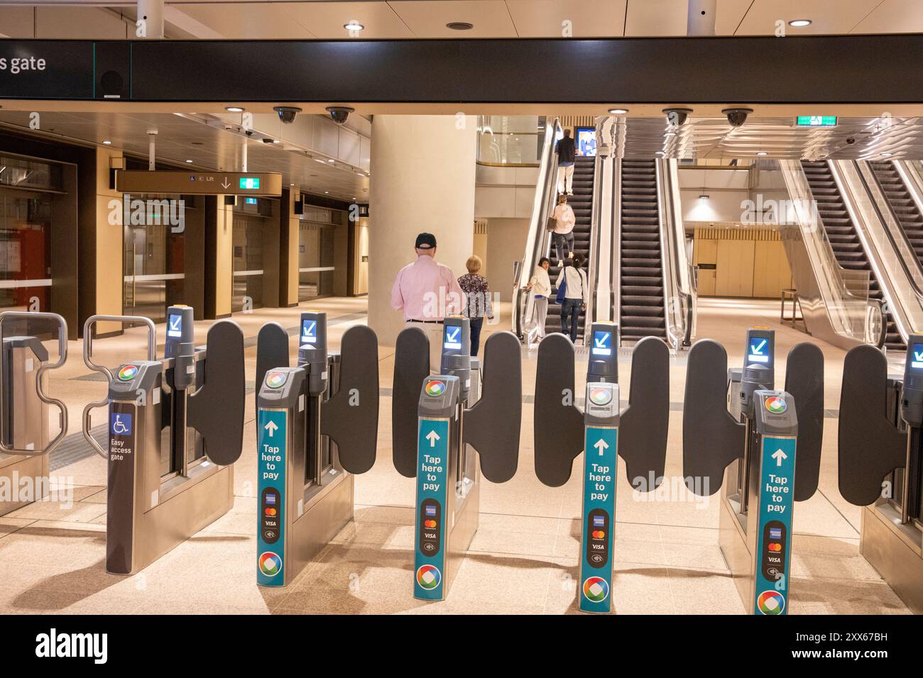 Martin Place, stazione della metropolitana di Sydney per la linea di trasporto pubblico, cancelli di uscita e scale mobili per il livello della strada, Sydney, NSW Foto Stock