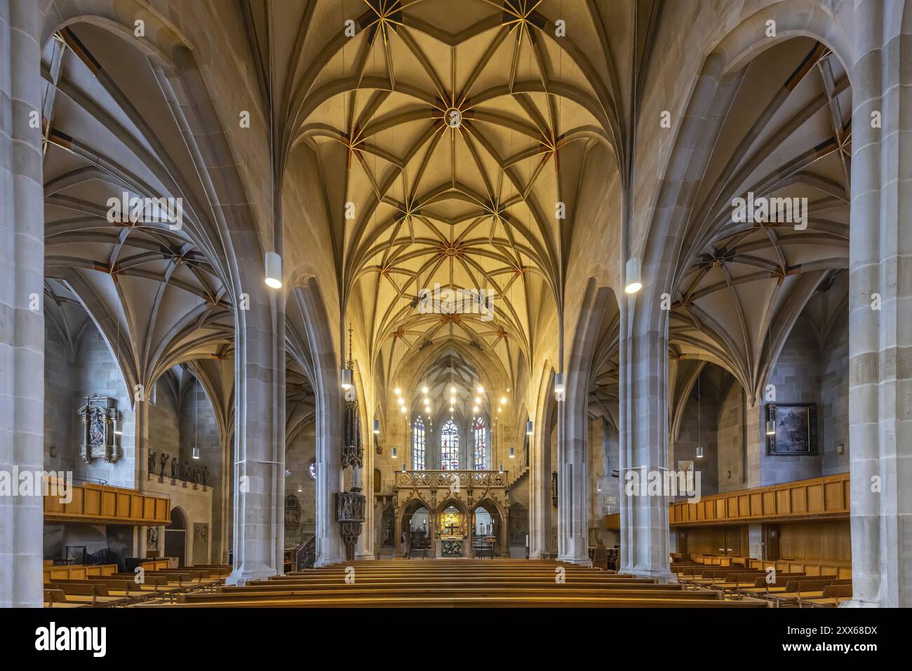 Collegiata di San Giorgio a Tuebingen. Navata in stile tardo gotico, altare. Tuebingen, Baden-Wuerttemberg, Germania, Europa Foto Stock