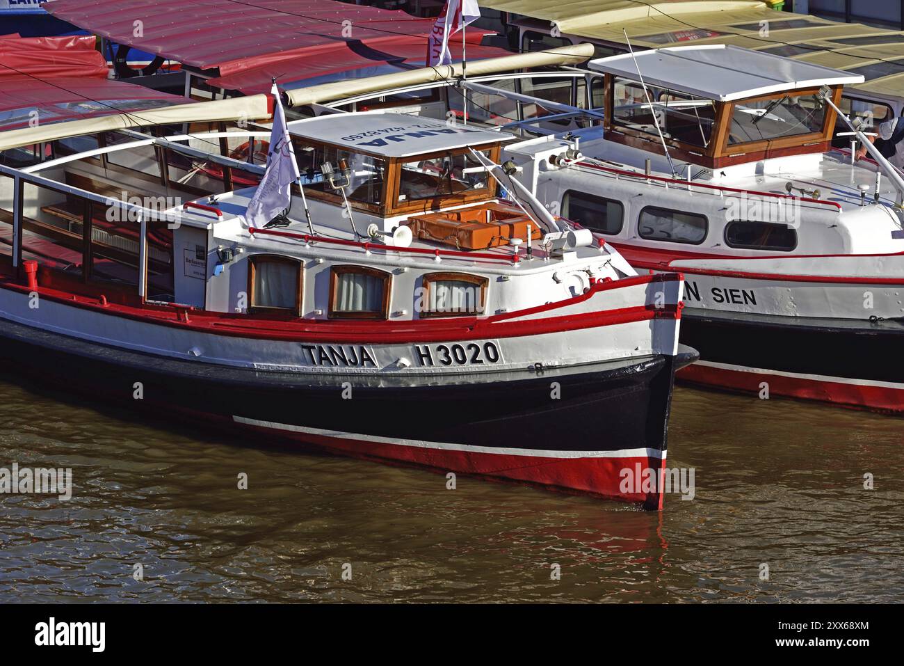 Europa, Germania, Amburgo, Elba, lancia crociere portuali a St. Pauli Landungsbruecken, Europa Foto Stock