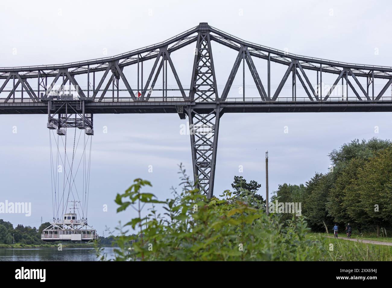 Ponte alto, ponte trasportatore, ciclista, Canale Kiel, Rendsburg, Schleswig-Holstein, Germania, Europa Foto Stock
