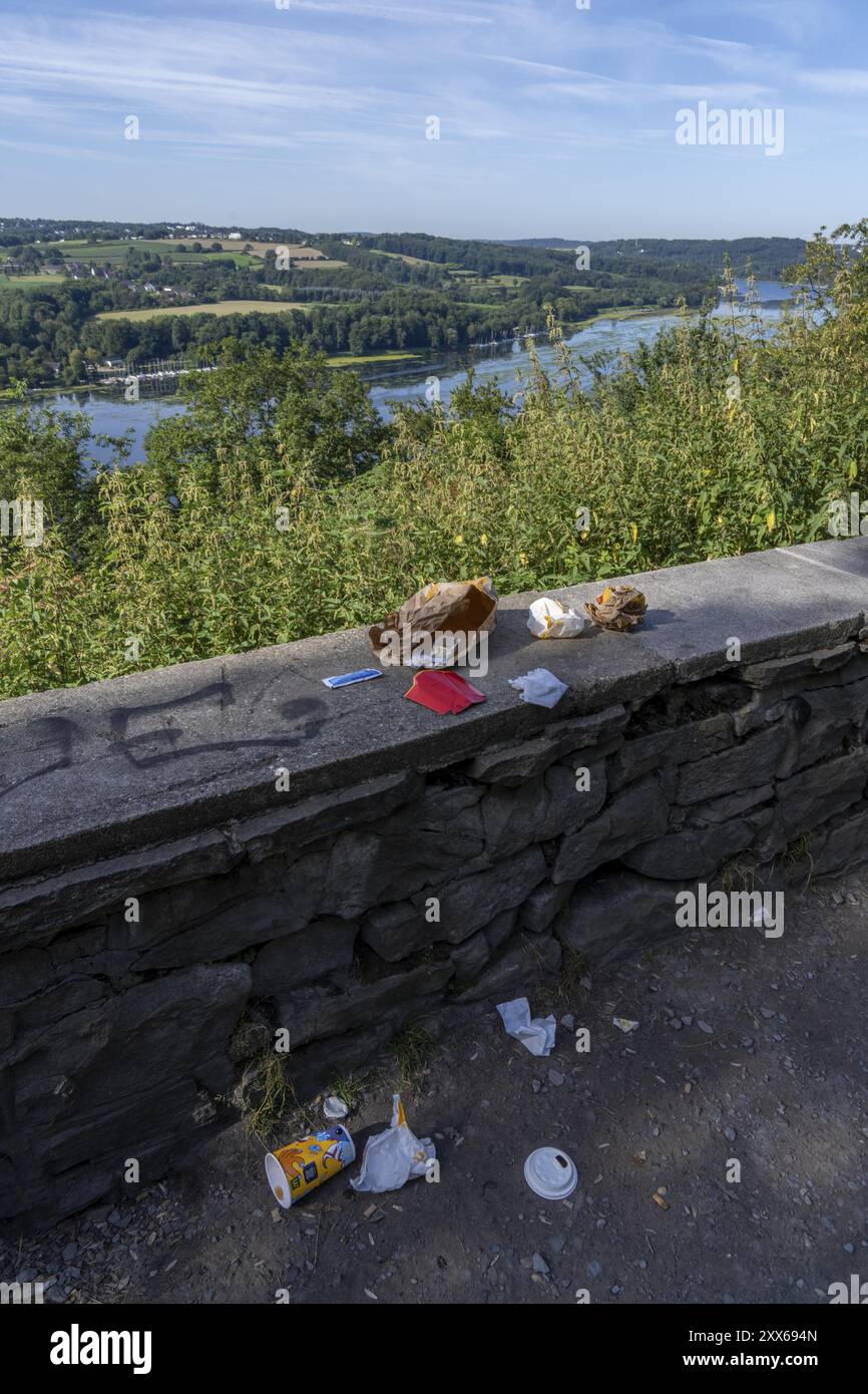 Punto panoramico Korte Klippe, sopra il lago Baldeney, a Essen-Heisingen, rifiuti, imballaggi per fast food sono stati lasciati indietro senza essere smaltiti, Essen, No Foto Stock